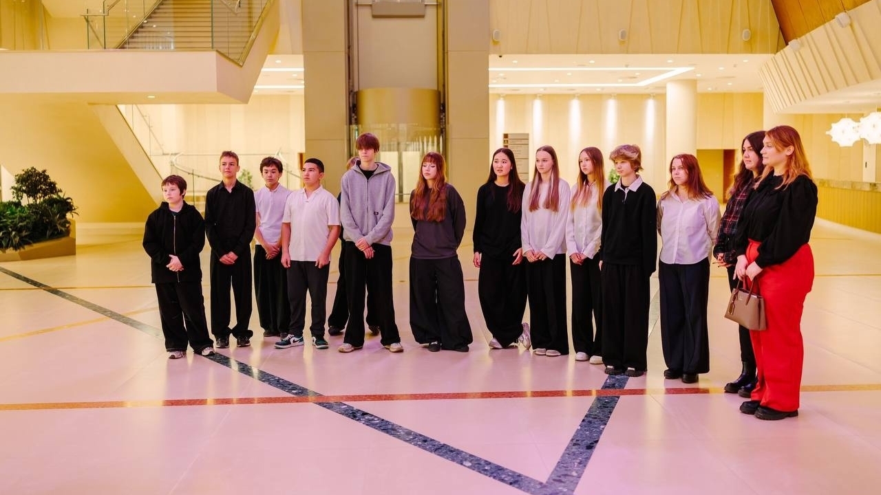 Путешествие в мир искусства: профориентационная экскурсия для школьников в дворце искусств «Нефтяник»